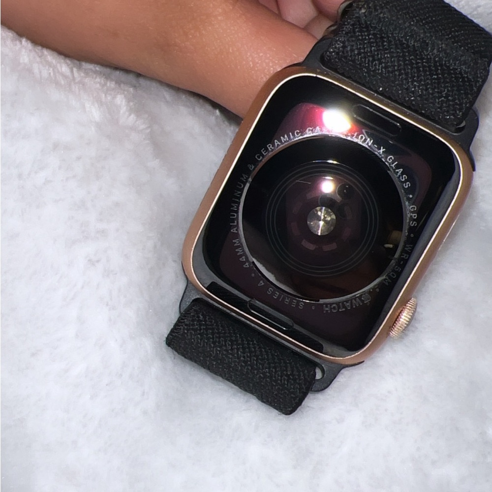 16 GB Good Condition this is actually rose gold not gold, comes with 7 bands